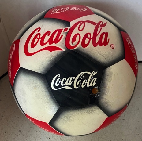 9731-1 € 5,00 coca cola voetbal plastic wit rood zwart.jpeg